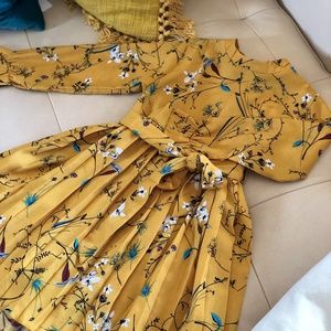 Beautiful Long Sleeve Floral Dress in Yellow/Gold.